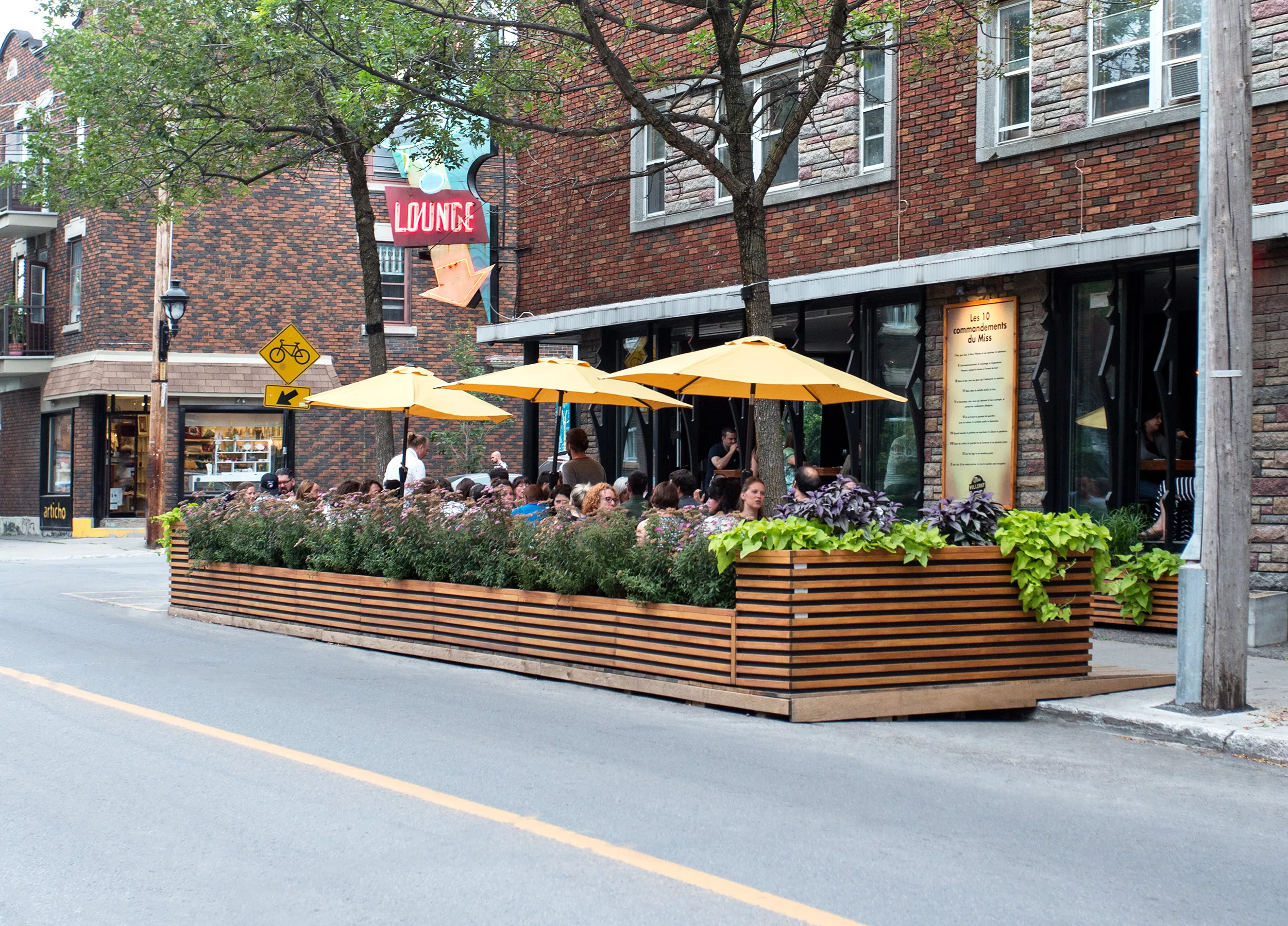 La facade du bar Miss Villeray à Montréal, avec la terrasse designée par Taktik design en devanture.