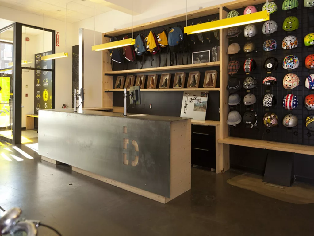Comptoir-caisse de la boutique de vélo Dumoulin.