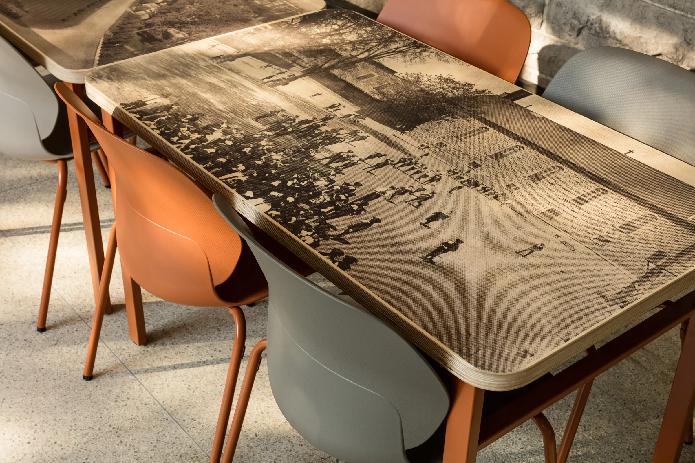 Une des tables de l'espace en bois, imprimée avec une photo historique de l'établissement