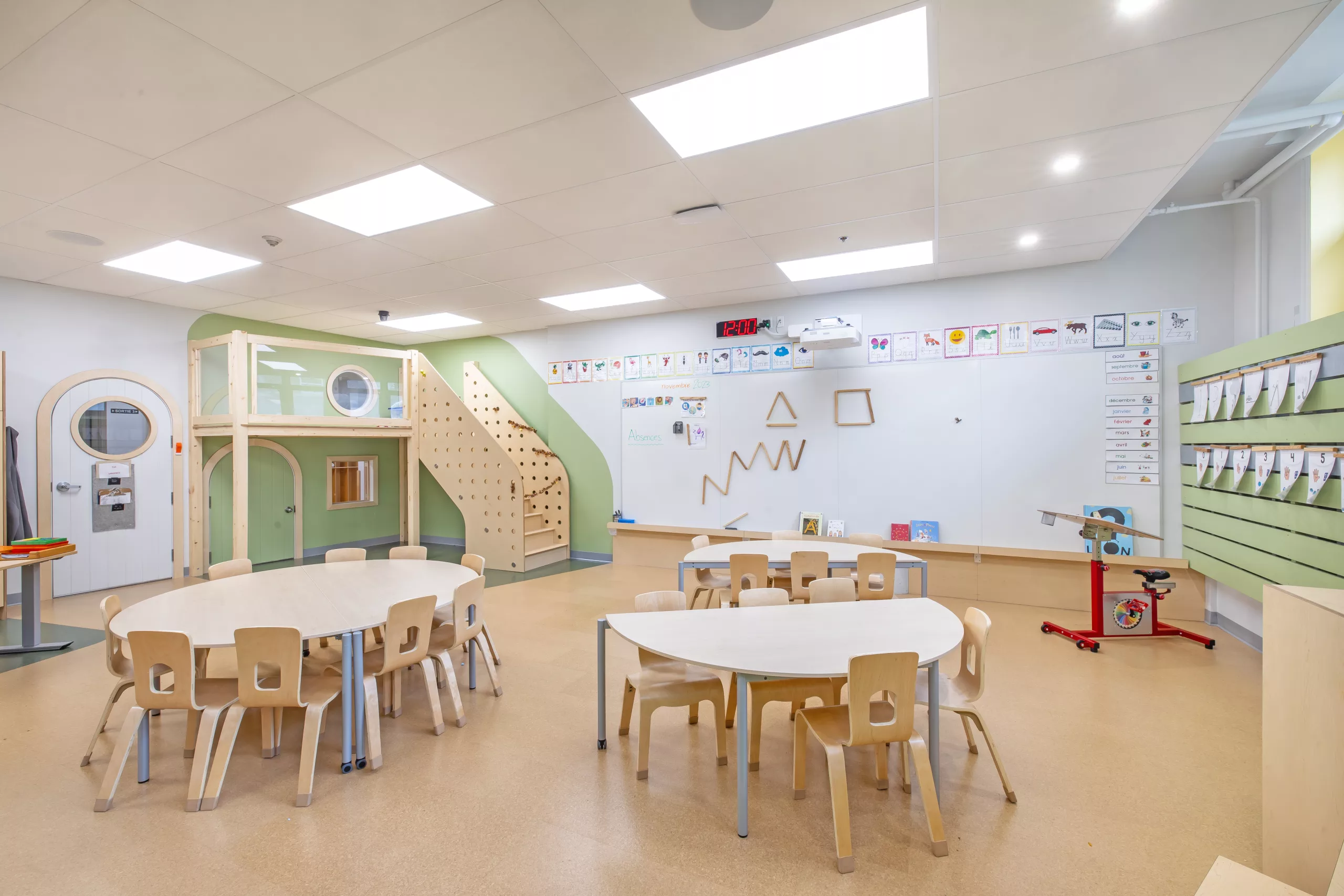 une vue d'une classe réaménagée par Taktik Design au Collège Sainte-Anne Buissonnière.