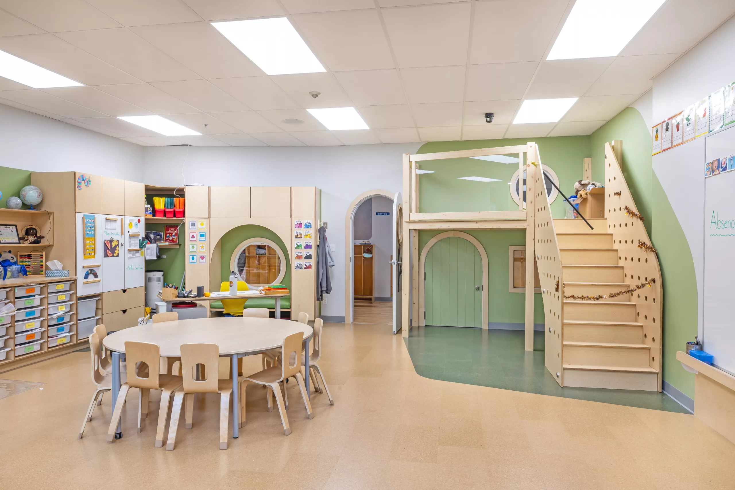 une vue d'une classe réaménagée par Taktik Design au Collège Sainte-Anne Buissonnière.