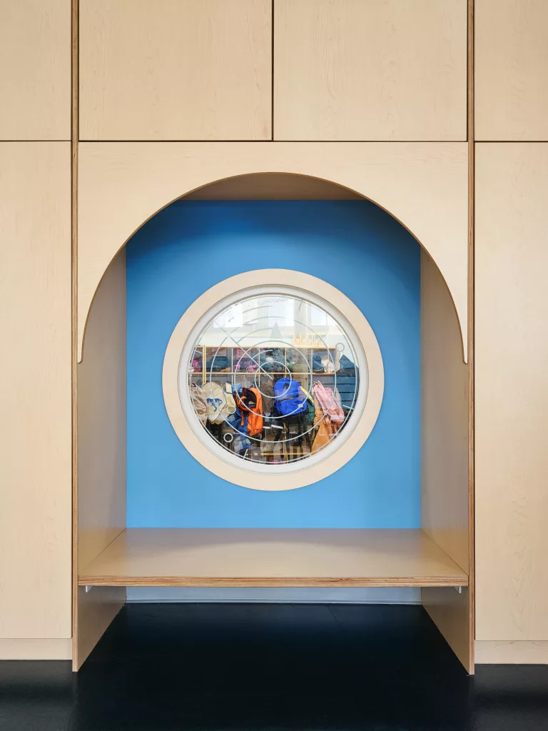 Détail d'un hublot dans une des salles de classe.