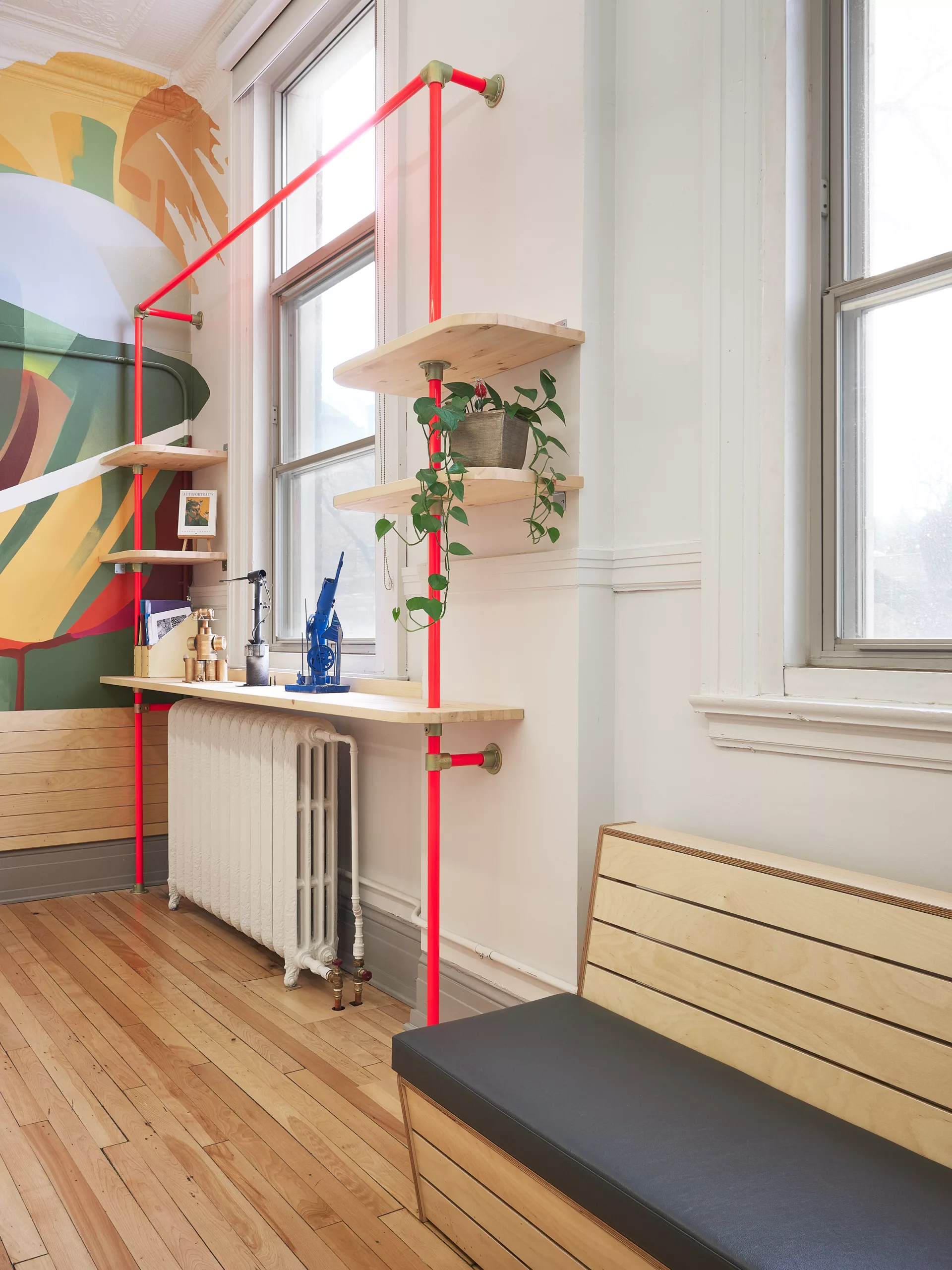 Détail d'une étagère sur mesure créée par Taktik Design.