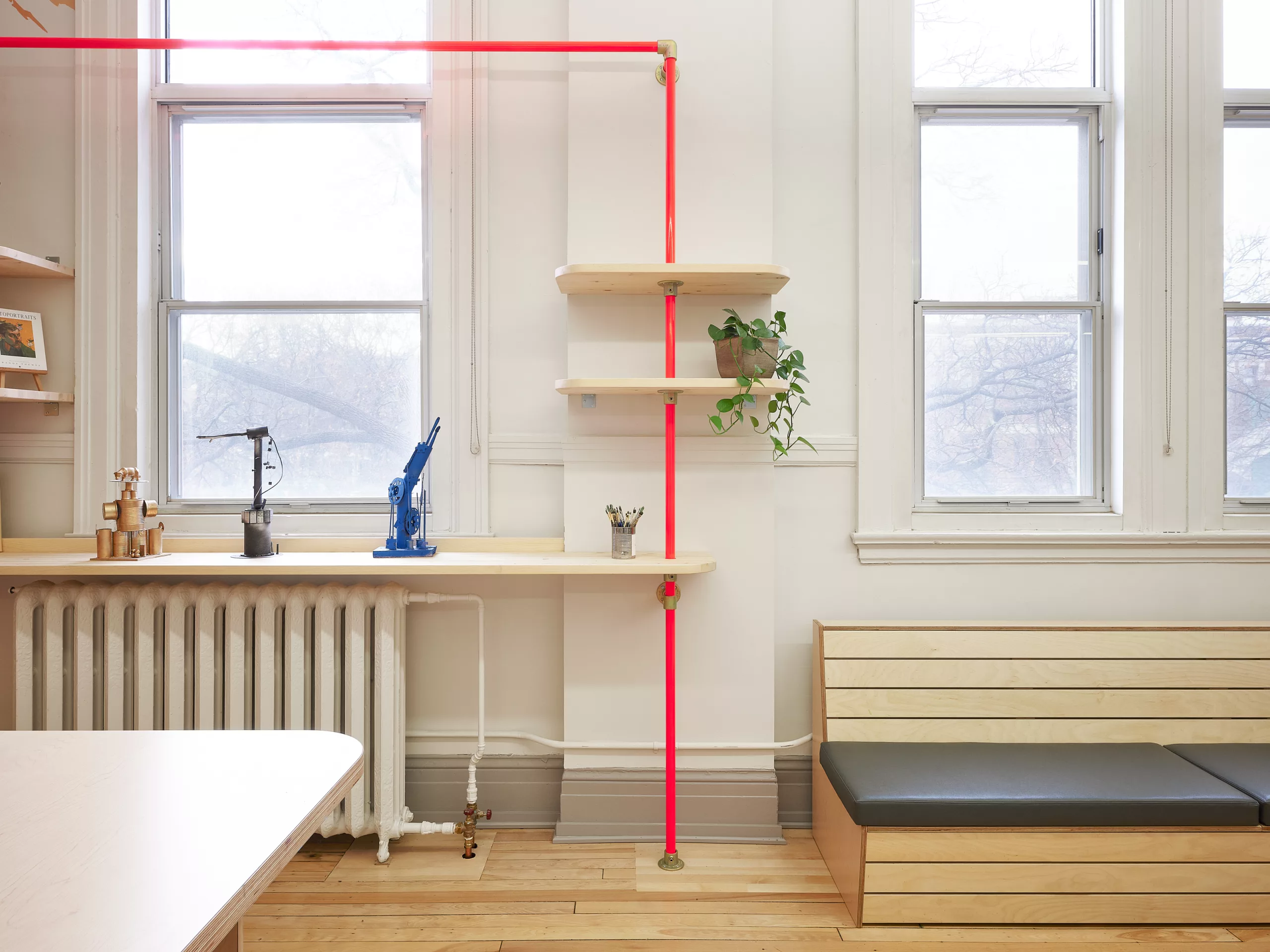 Détail d'une étagère sur mesure créée par Taktik Design.