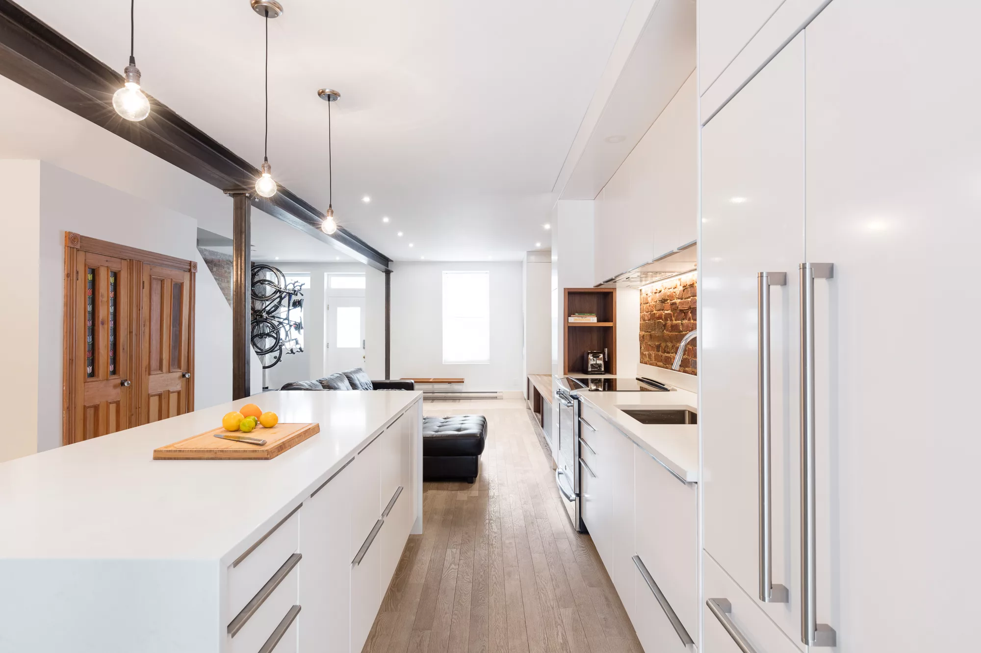 Vue de la cuisine du premier étage du duplex de la rue Berri.