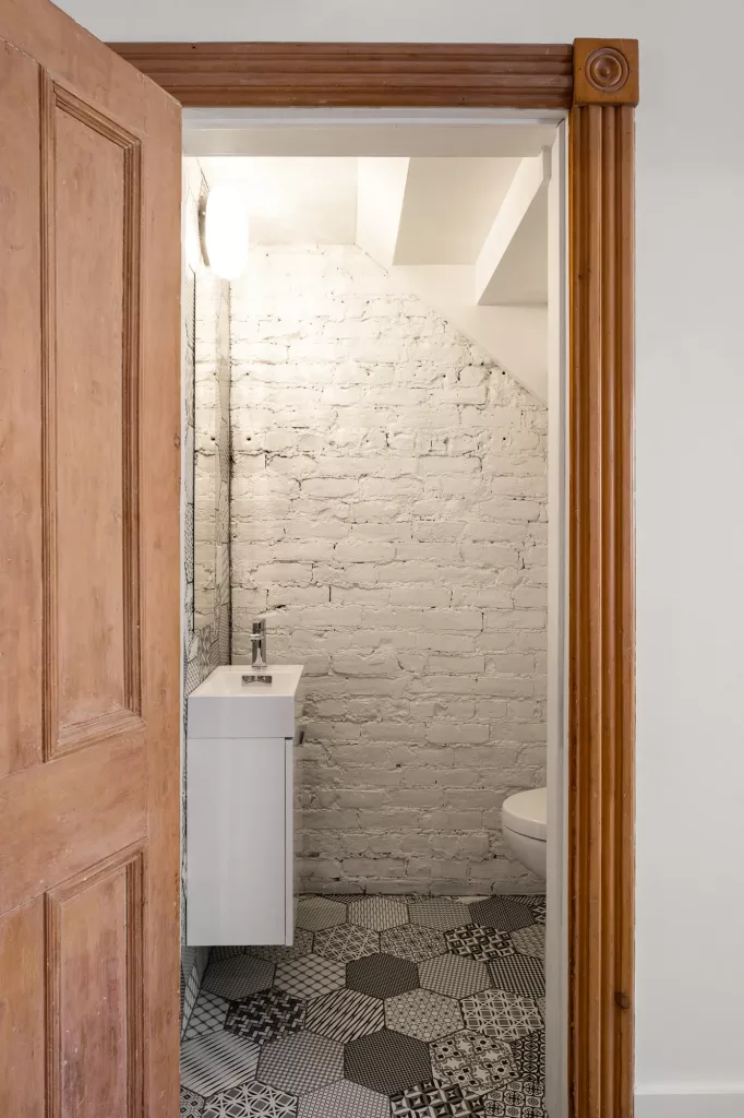 Une petite salle d'eau est située sous l'escalier du premier étage.