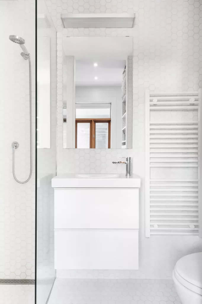Une grande salle de bain est adjacente à la chambre de l'étage supérieur.