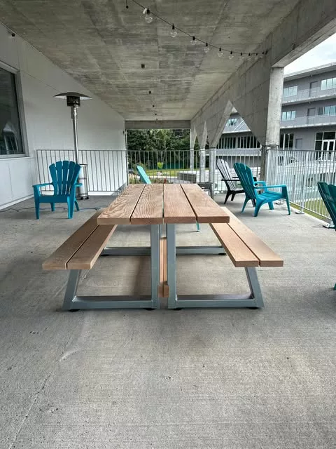 Deux morceaux assemblés de la table Picnico sauvage, l'un des multiples usages de ce mobilier.