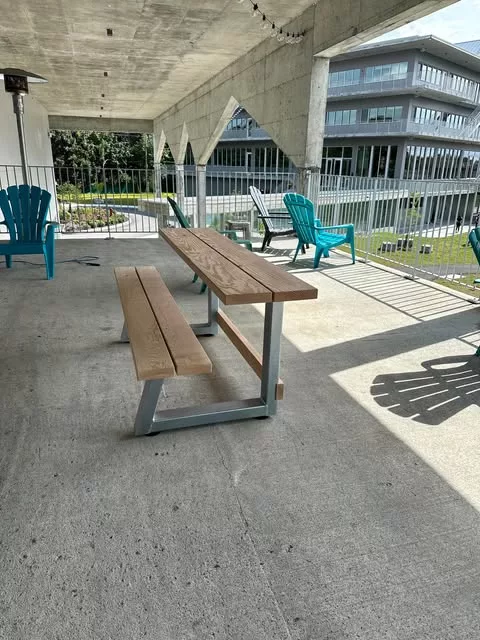 Une partie de la table Picnico sauvage, qui lorsque séparée se transforme en deux banquettes, un mobilier extérieur conçu pour de multiples usages.
