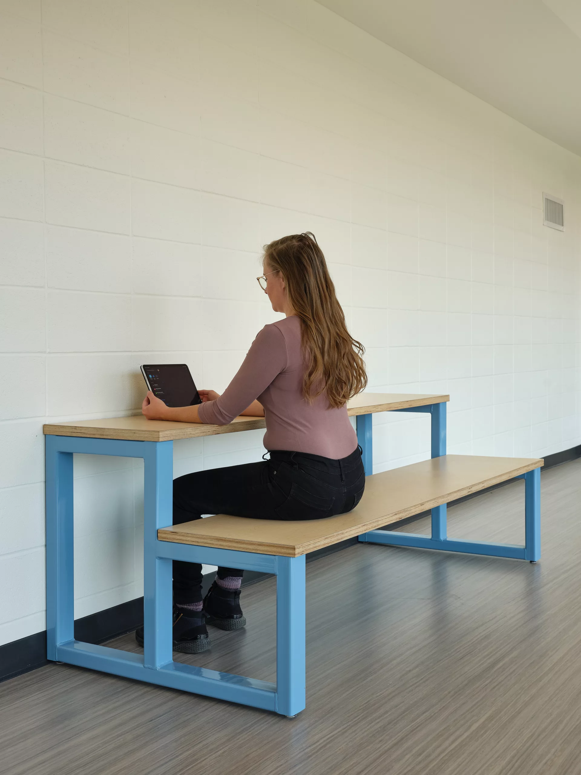 Un exemple d'utilisation des bancs-comptoirs Bantam, conçus et fabriqués par Taktik Design. Les pieds des bancs sont de différents bleus.