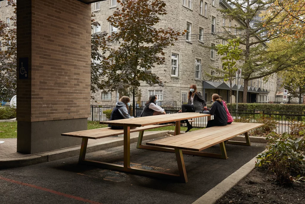 Une image de la table Picnico Garou, conçue et fabriquée par taktik Design. Une table de picnic surdimensionnée.