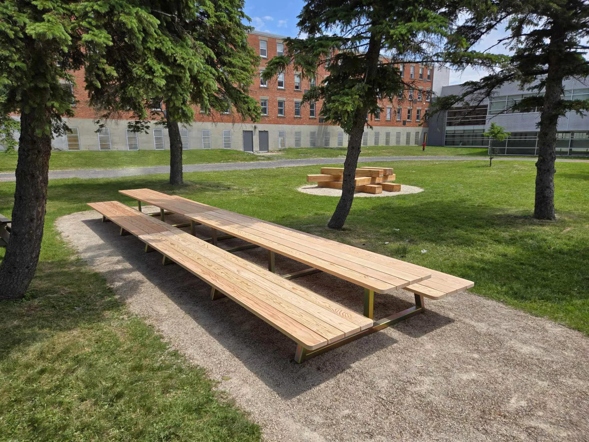 Une image de la table Picnico Garou, conçue et fabriquée par taktik Design. Une table de picnic surdimensionnée.