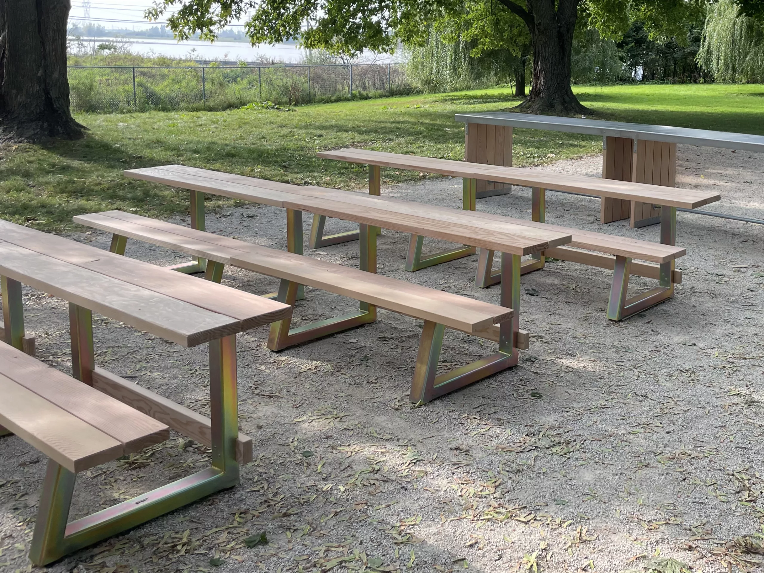 Une photo en extérieur de la table picnico domestique, conçue et fabriquée par Taktik Design.