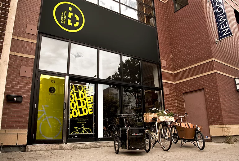 Le design graphique réalisé par Taktik design en collaboration avec Sébastien Bisson lors de l'aménagement de l'extérieur de l'entrée de la boutique de bicyclettes Dumoulin.