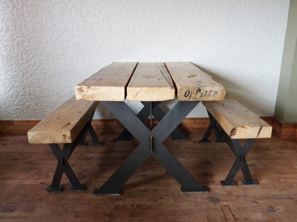 Une table et des bancs d'acier et de bois massif conçue par Taktik design.
