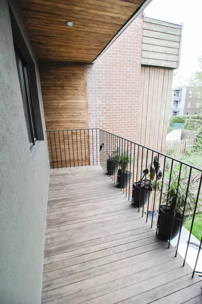 Le balcon situé au haut du duplex Saint_Vallier.