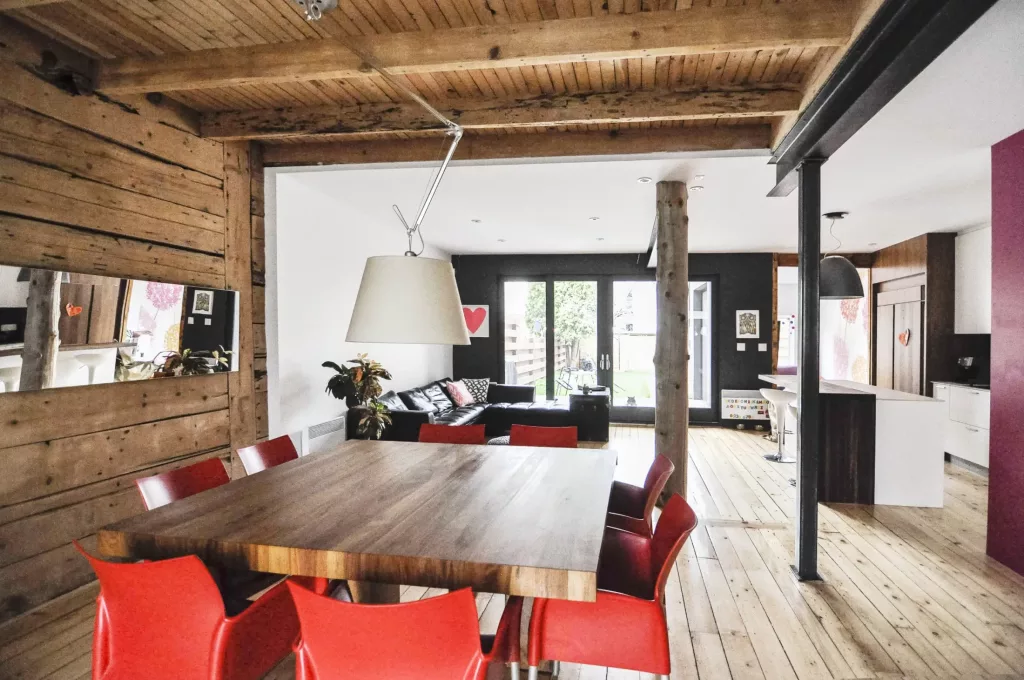 La salle à diner du duplex Saint-Vallier se trouve au premier étage où l'aire est entièrement ouverte. 