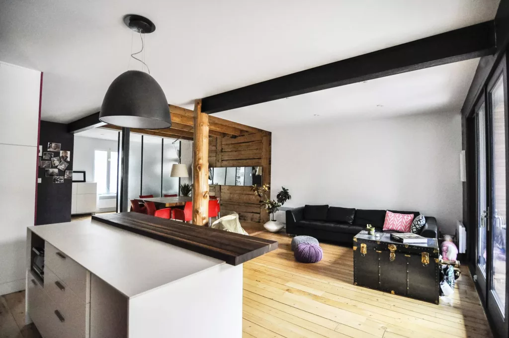 L'aire ouverte du premier étage du duplex Saint-Vallier vu de la cuisine.