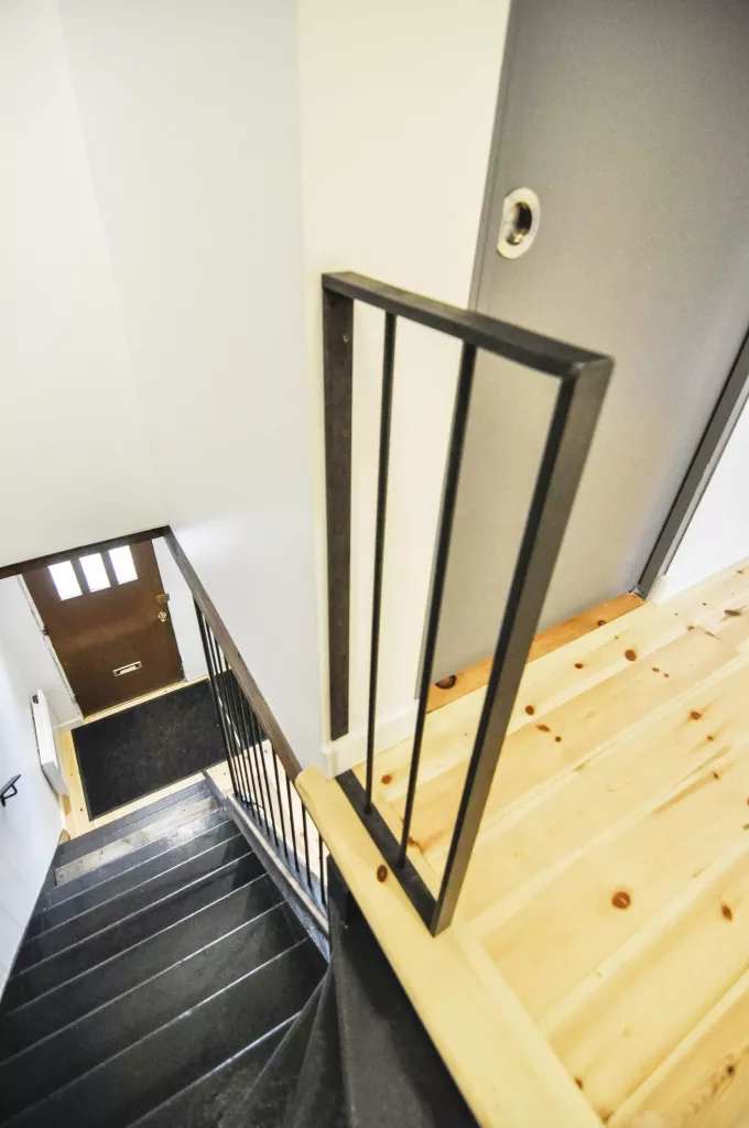 L'escalier d'acier du duplex Saint-Vallier vu en plongée.