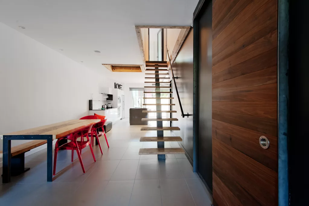 Le coin salle à diner situé au pied de l'escalier du réz de chaussée du triplex.