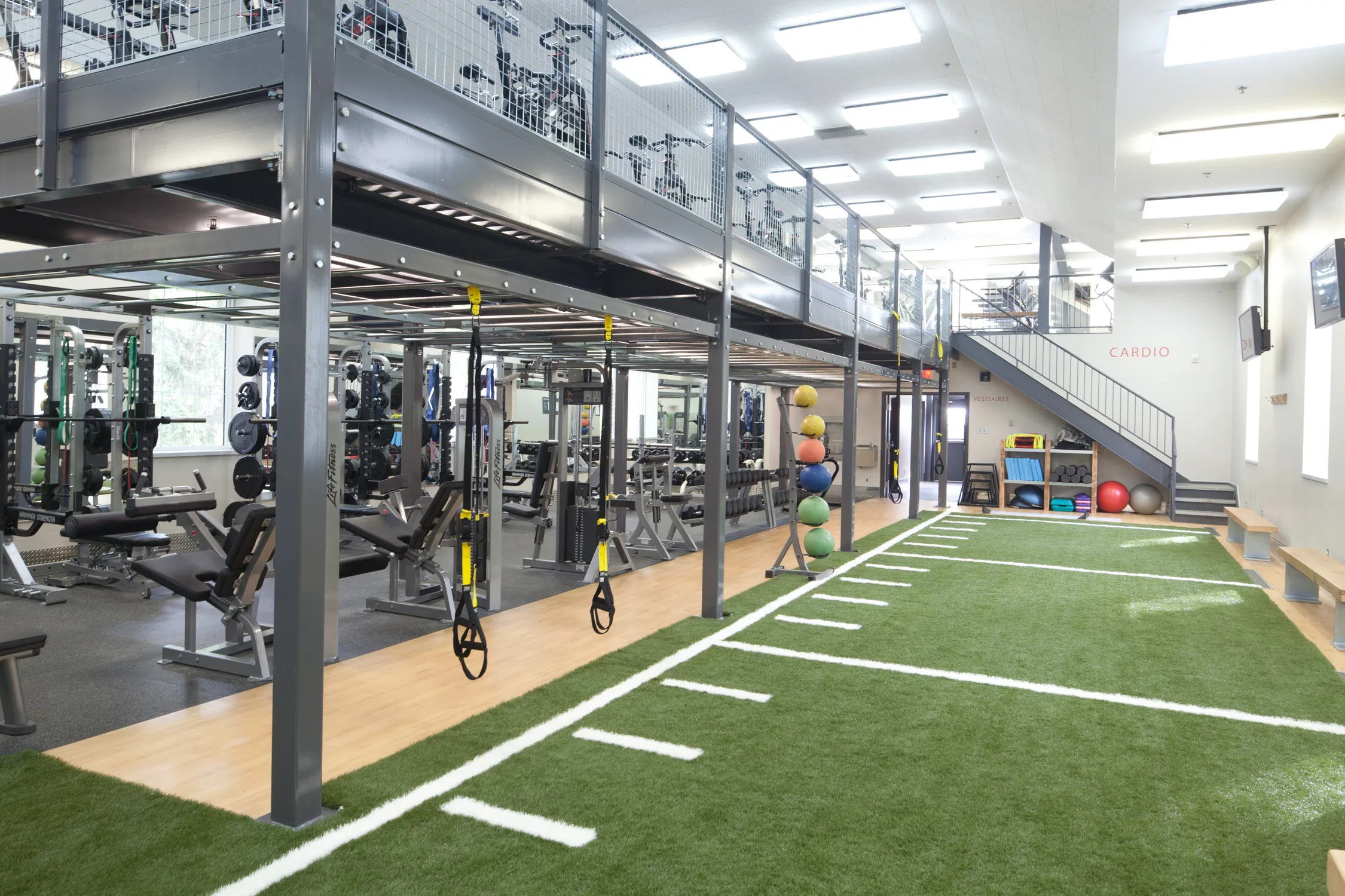 La nouvelle salle d'entraînement du Collège Sainte-Anne comprend une partie gazonnée, une section pour la musculation aisi qu'une mezzanine où se trouvent des vélos stationnaires.