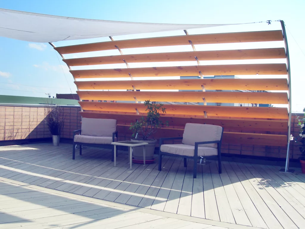Le mur ajouré de la terrasse du toit George procure un abri du soleil et du vent.