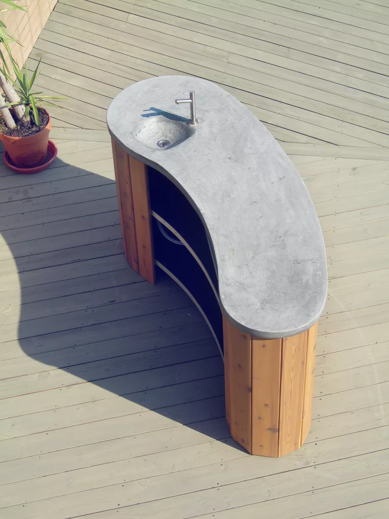 Le comptoir de béton comprenant un évier de la terrasse de toit George.