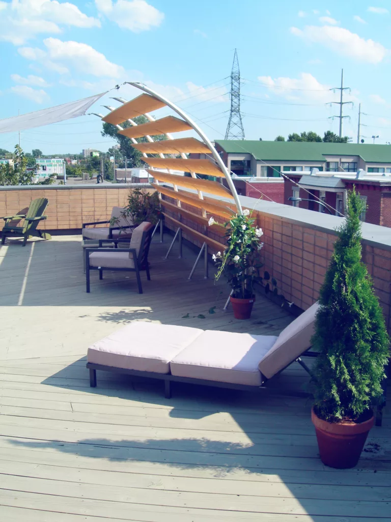 Vue du mur ajouré combiné d'angles de la terrasse de toit George, qui a pour objectif de dévier le vent et protéger du soleil.