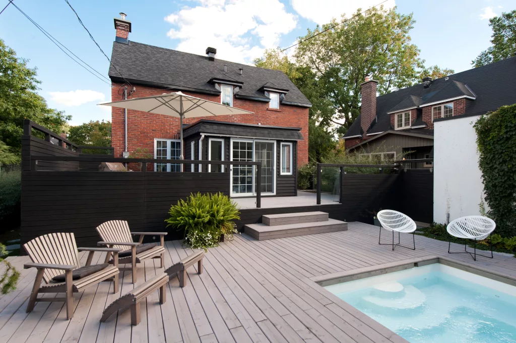 L'aménagement de la terrasse de Johanne par Taktik design, vue du fond de la cour vers l'arrière de la maison.