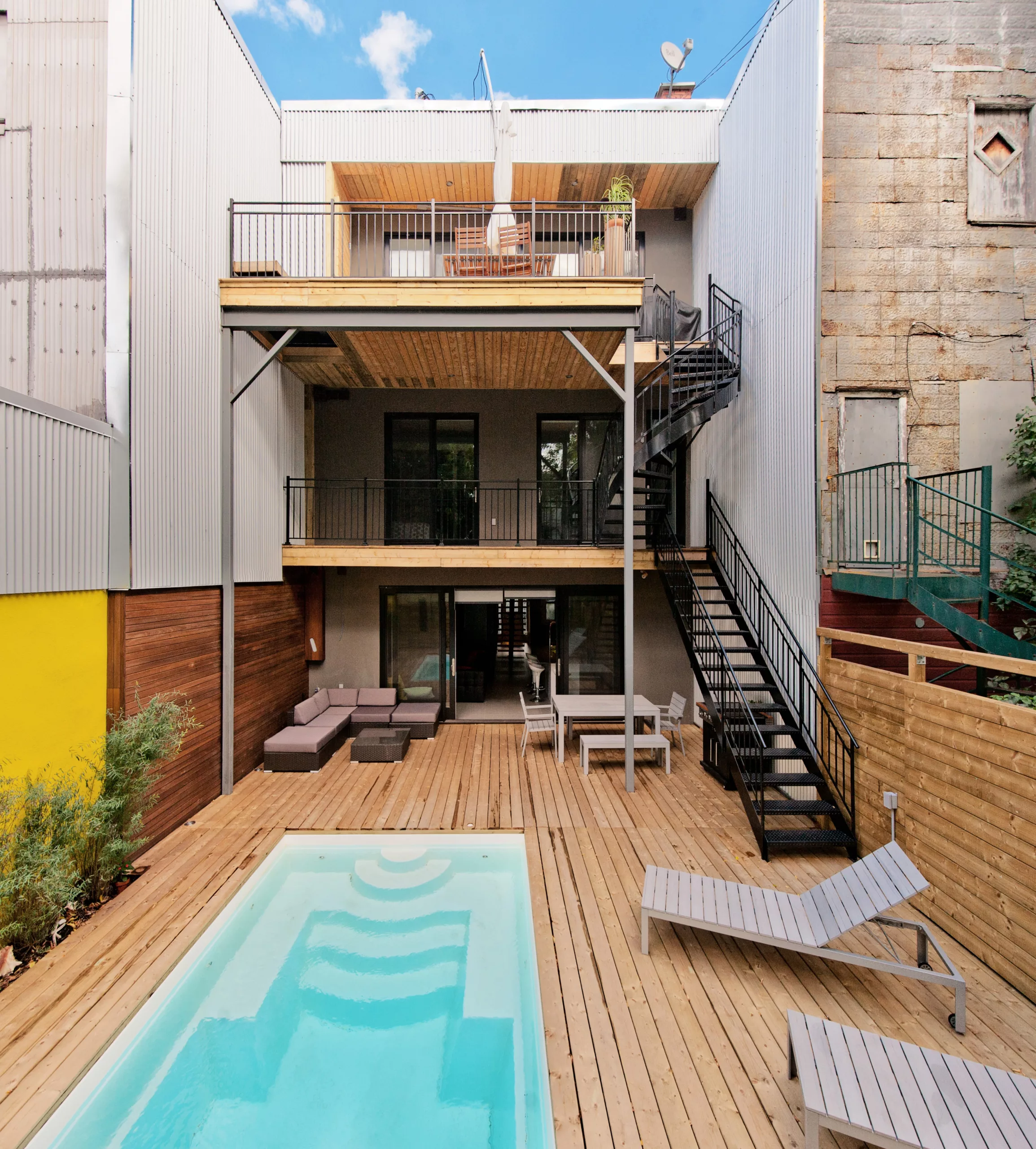 Vue sur les terrasses et la piscine du triplex le beach house du Plateau Mont-Royal.