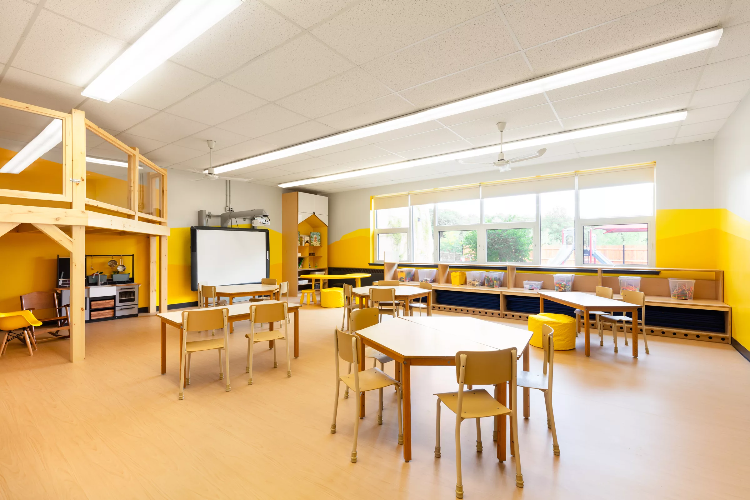 Les classes de maternelles designées pour l'académie des Sacrés-Coeurs comprennent des couleurs vives, du mobilier modulable et des banquettes qui offrent également du rangement.