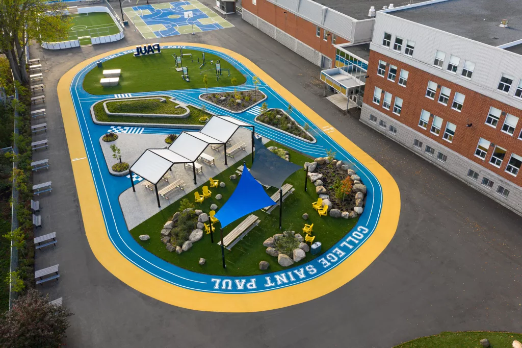 La section la plus près du Collège Saint-Paul comprend une estrade végétale,  des voiles d'ombrage suspendues, une ombrière, quelques jardins avec des arbres et arbustres, une section d'hébertisme, divers mobiliers et deux tables de ping-pong.
