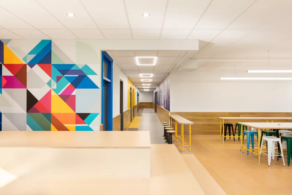 La salle commune du troisième étage du Collège Sainte-Anne donne sur un corridor qui mène aux autres locaux de l'étage.