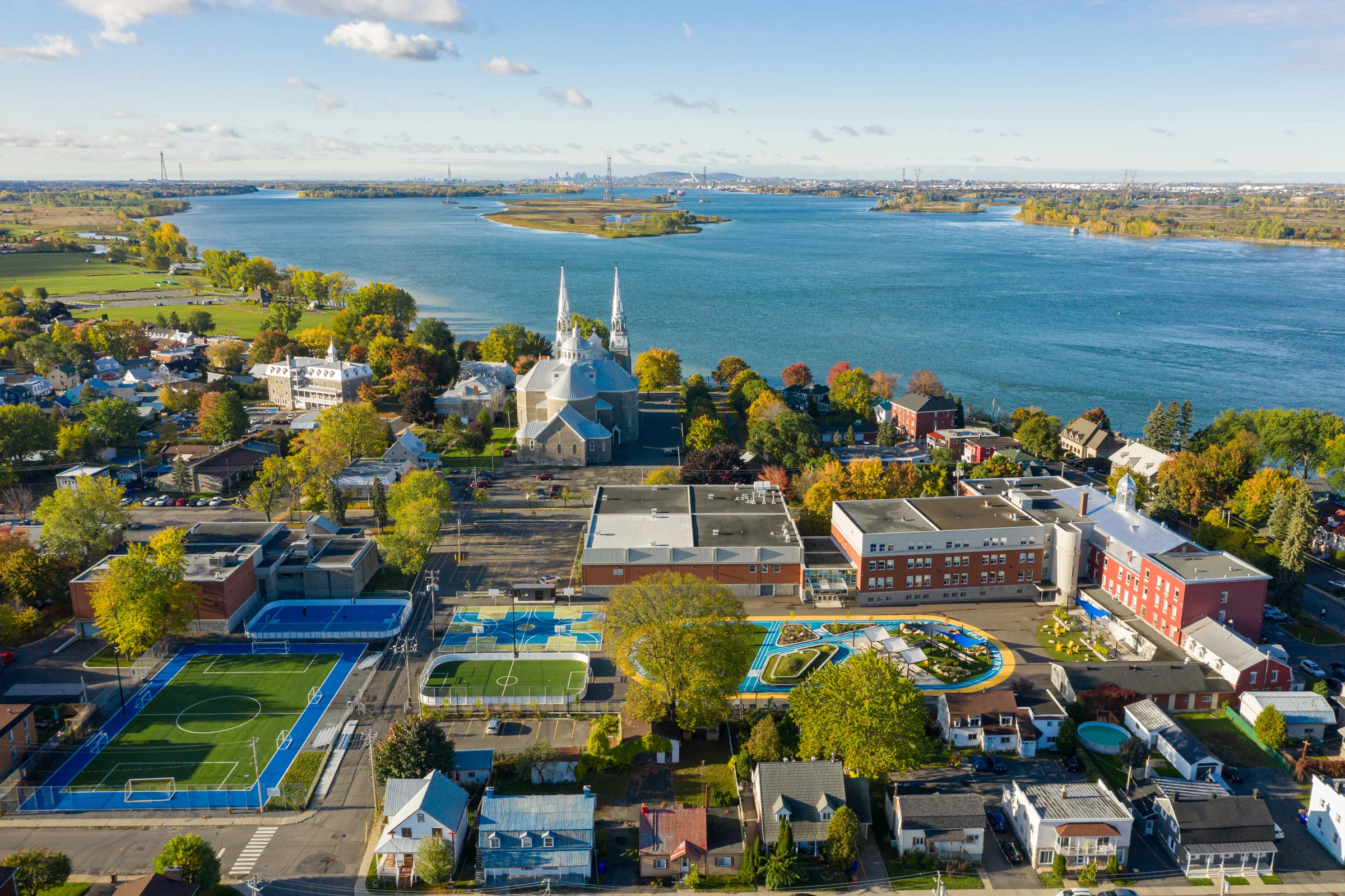Vue aérienne du collège Saint-Paul dans la ville de Varennes, aux abords du fleuve Saint-Laurent.