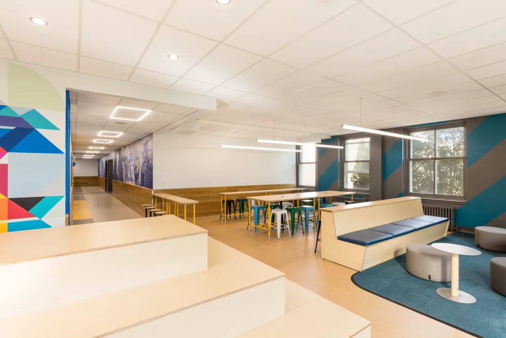La salle commune du troisième étage du Collège Sainte-Anne est composée de deux sections, chacune équipée de mobilier différent.