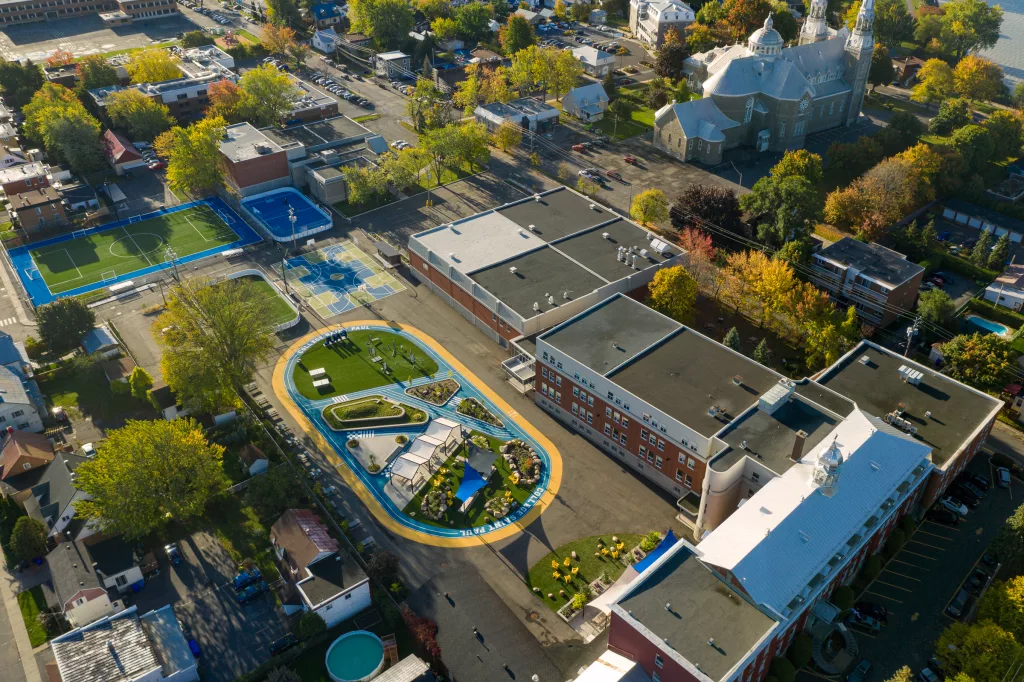 D'une vue aérienne, la section la plus près du collège Saint-Paul ressemble à une piste de course à pied.