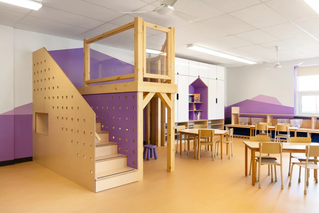 Le scouleurs vives dynamisent et permettent de différencier chacune des classes de maternelles.