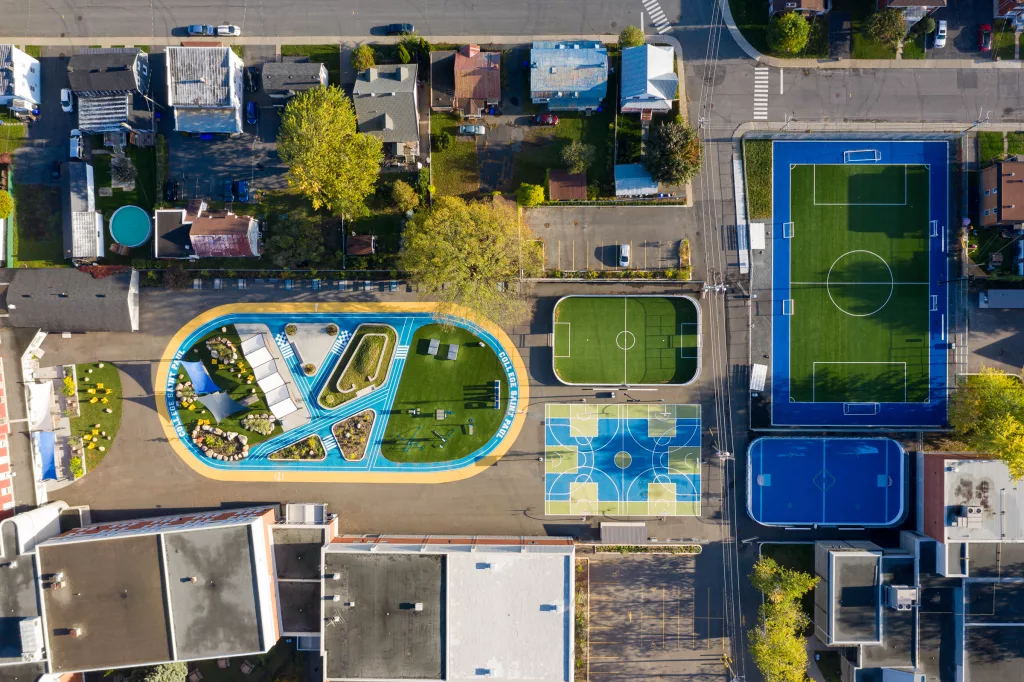 Une vue aérienne des nouvelles installations comprenant 4 terrains de sports différents.