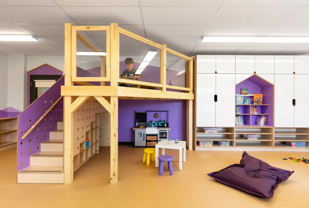 Les cformes et couleurs de chaque classe stimulent et favorisent l'apprentissage.