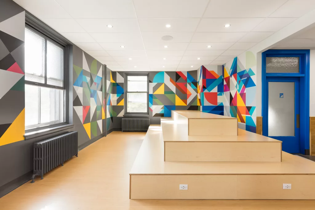 La murale de la salle commune s'étend sur les quatre murs de la pièce.