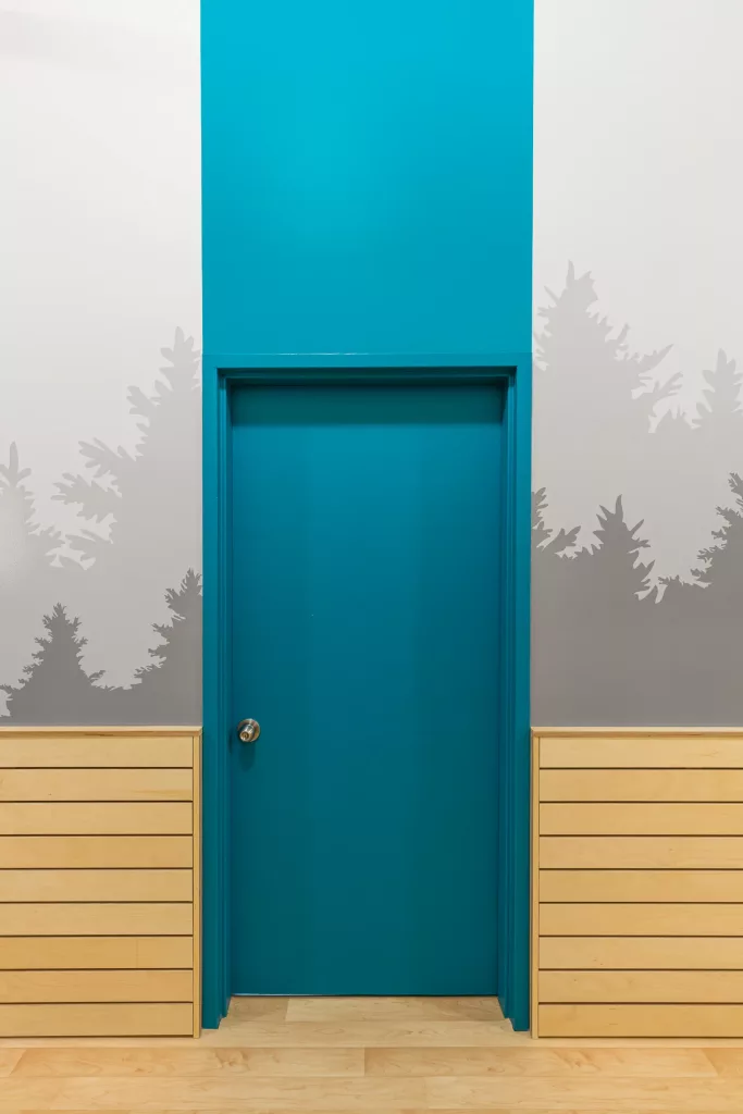 Une porte turquoise de l'étage.