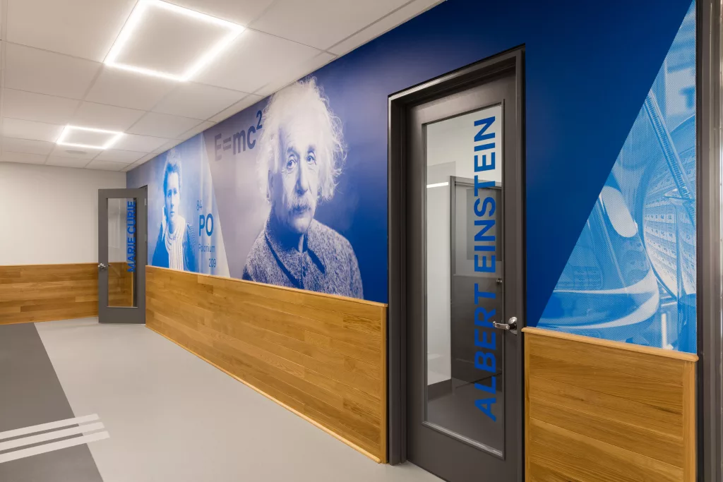 Les locaux des classes de sciences portent les noms de Marie Curie, Albert Einstein et leurs photos tapissent les murs extérieurs.