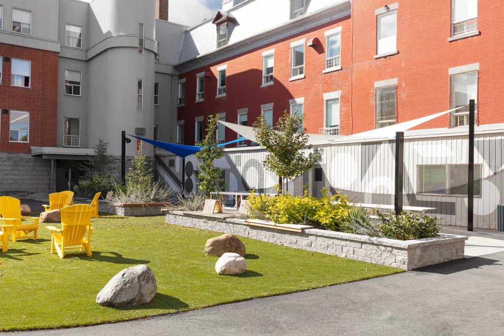 Du mobilier et des plantes se cotoient dans la nouvelle cour d'école du Collège Saint-Paul.