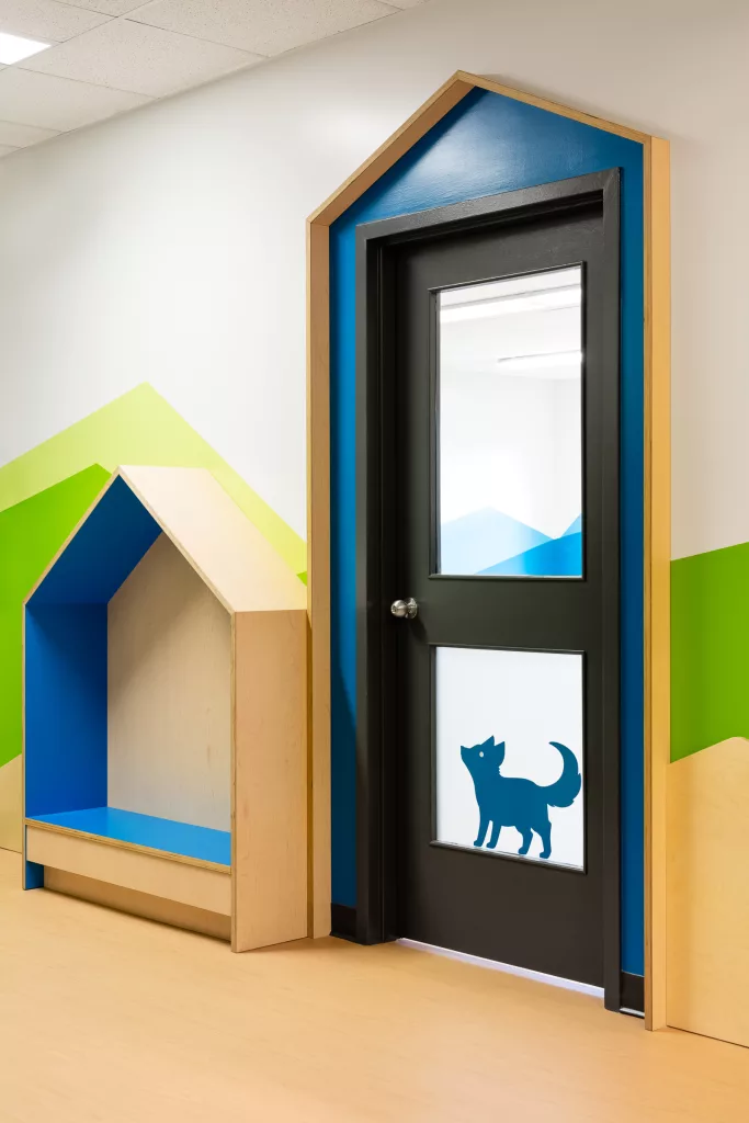 Des animaux colorés font partie de la signalétique de chaque classe.