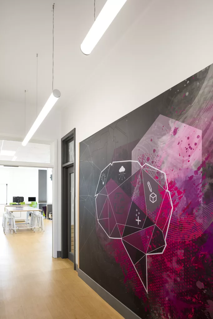 Une murale colorée indique l'emplacement de la Alt-O-Tech du Pensionnat du Saint-Nom-de-Marie.