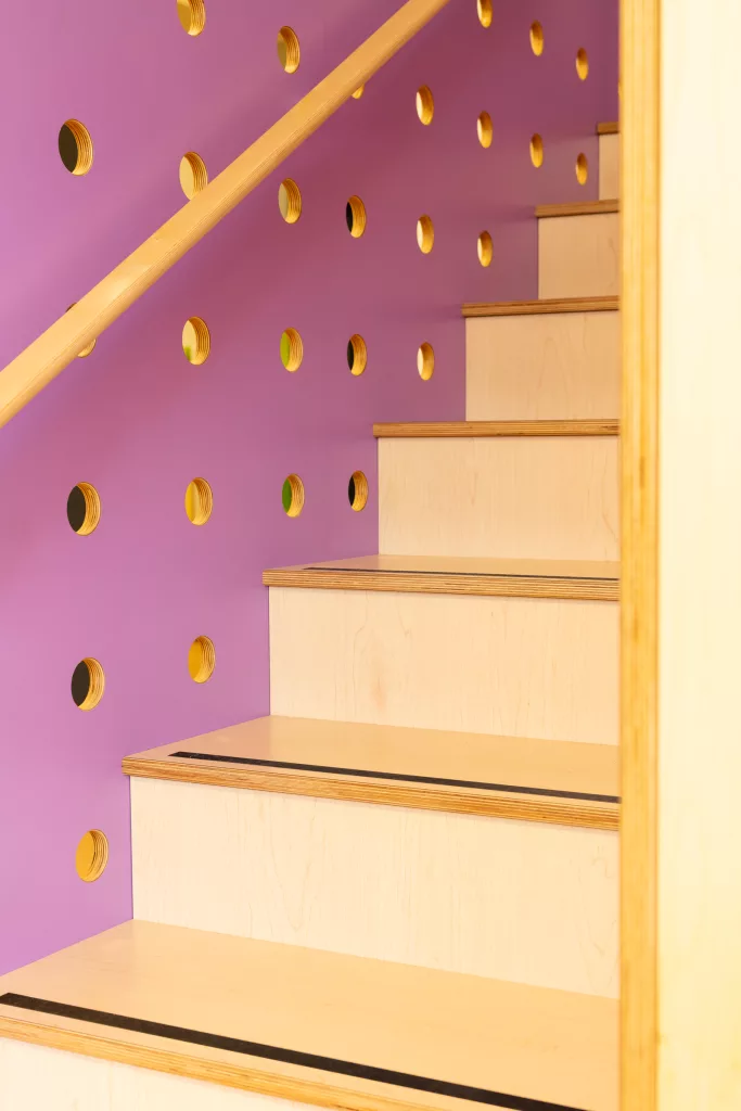 Les couleurs vives sont omniprésentes dans chacune des classes.