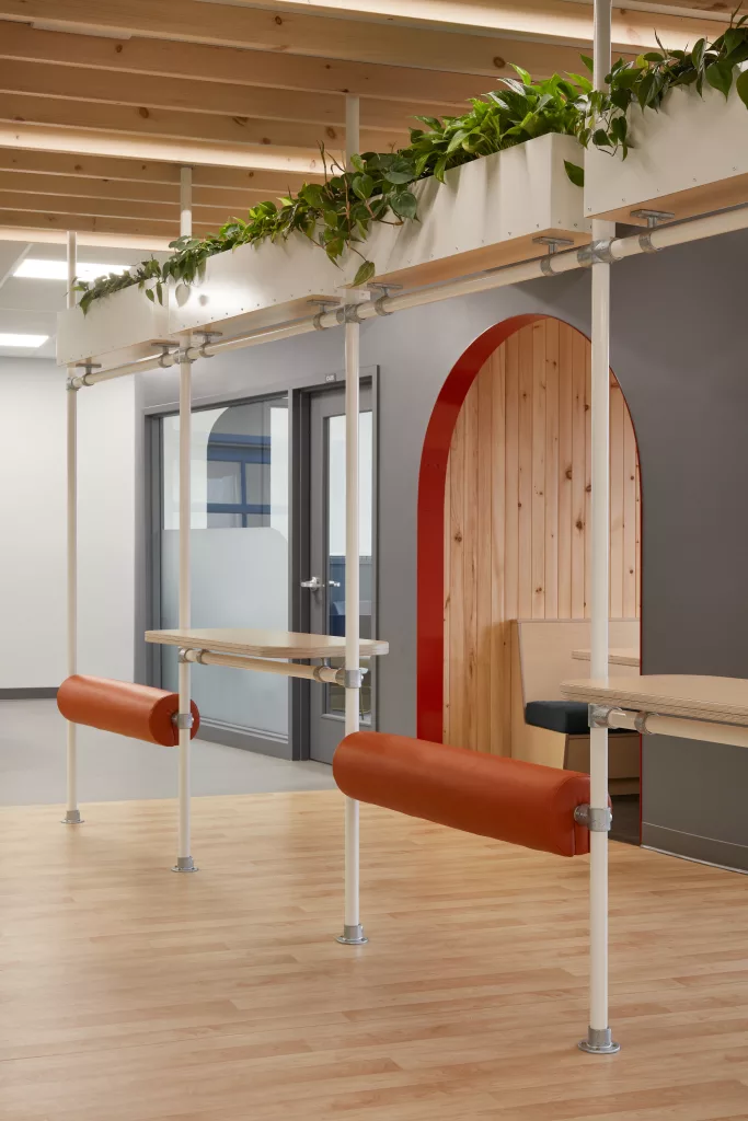 L'assise centrale du tiers lieu entre les classe ous le édutiants peuvent de poser ou s'appuyer.