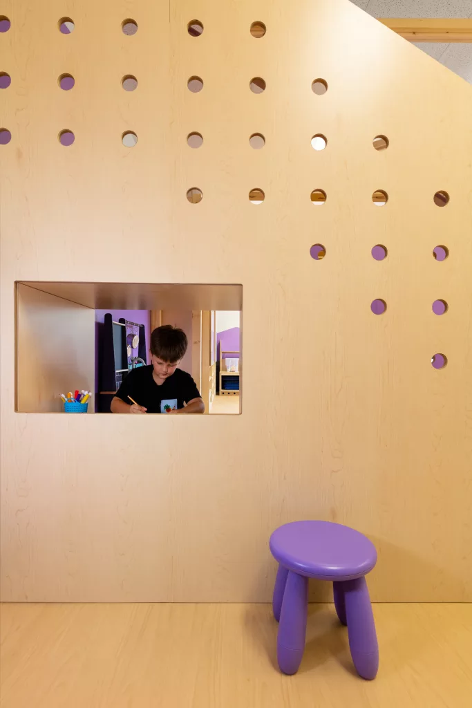 Chaque petit espace est optimisé pour que les jeunes puissent se triuver un petit coi ou pratiquer leur activité.