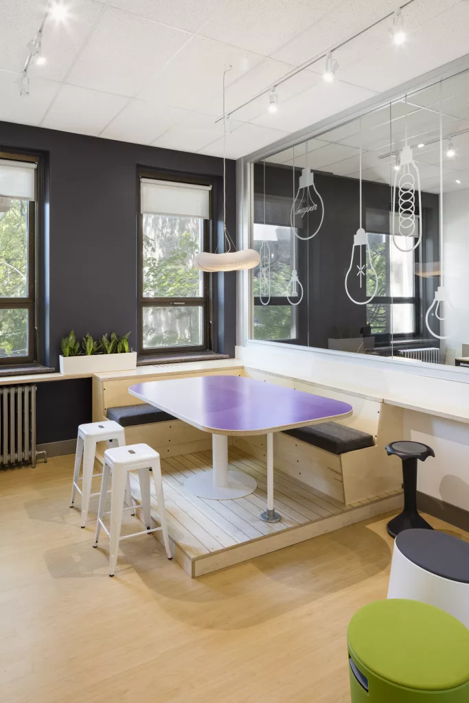 Une banquette et table de travaux d'équipe dans la Alt-O-Tech du Pensionnat du Saint-Nom-de-Marie.