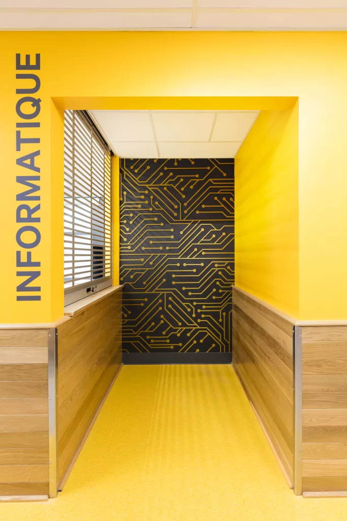 Le couloir du magasin du laboratoire informatique est peint de jaune, et le mur du fond est peint en jaune sur fond noir imitant les connexions d'une puce électronique.